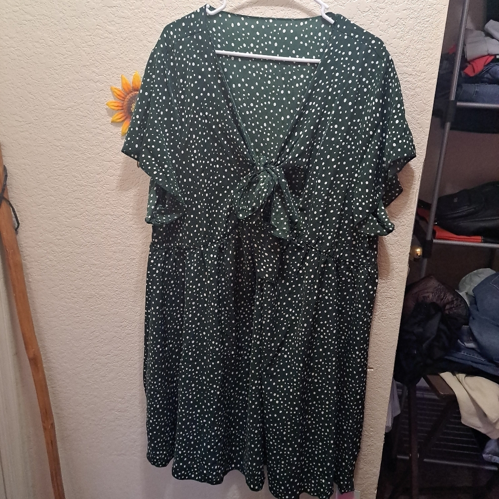 3x GREEN W/WHITE POKADOTS Perfect fit the holidays.
